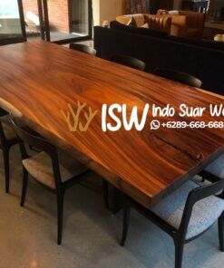 Meja Makan Utuh Sisi Flat Lurus Trembesi